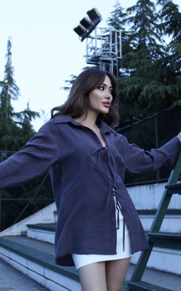 Önden Bağcık Detaylı Tasarım Gömlek