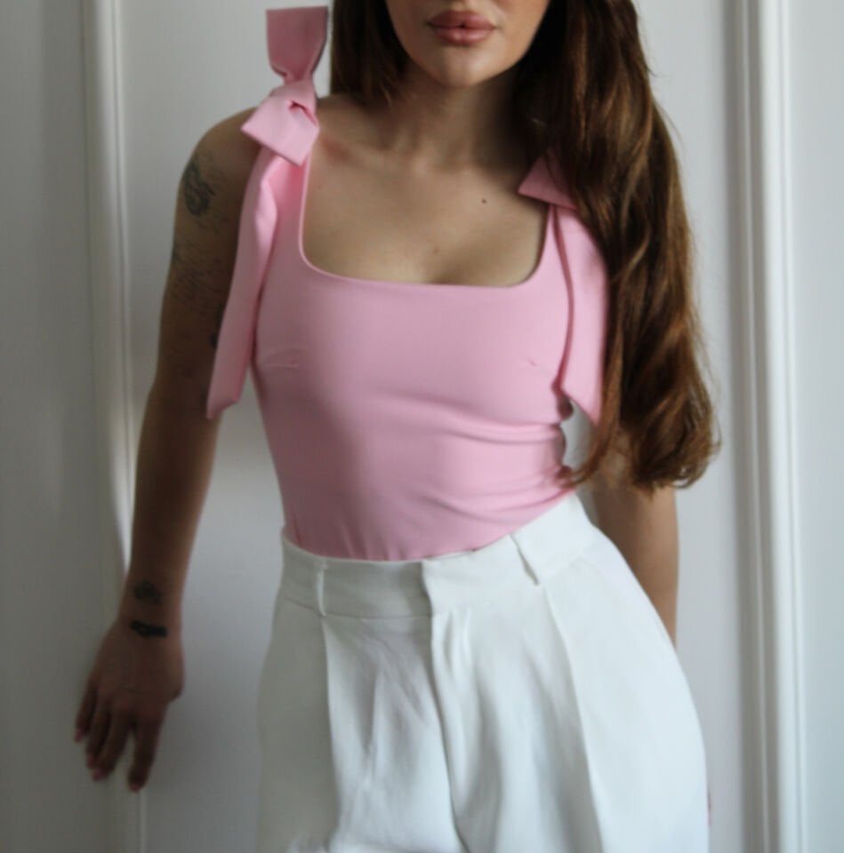 Pembe Kurdele Detaylı Bluz