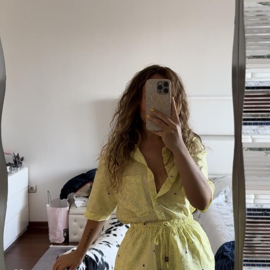 Sarı çiçek detaylı takım