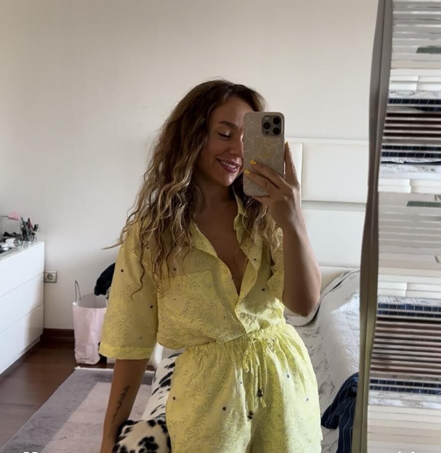 Sarı çiçek detaylı takım