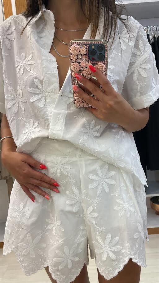 Beyaz çiçek detaylı gömlek