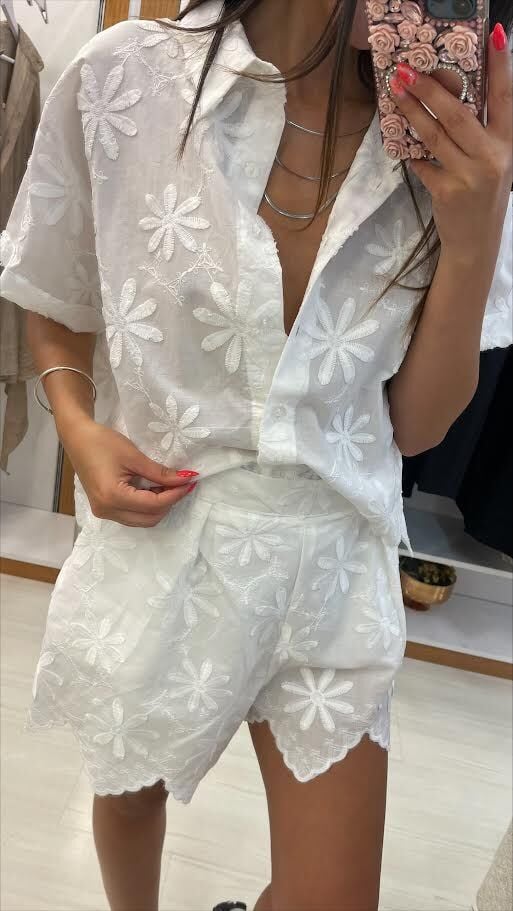 Beyaz çiçek detaylı şort
