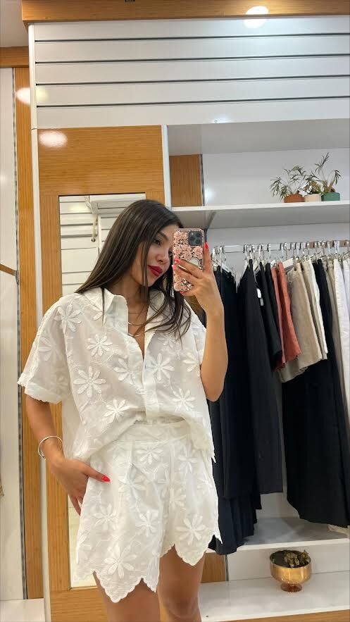 Beyaz çiçek detaylı şort