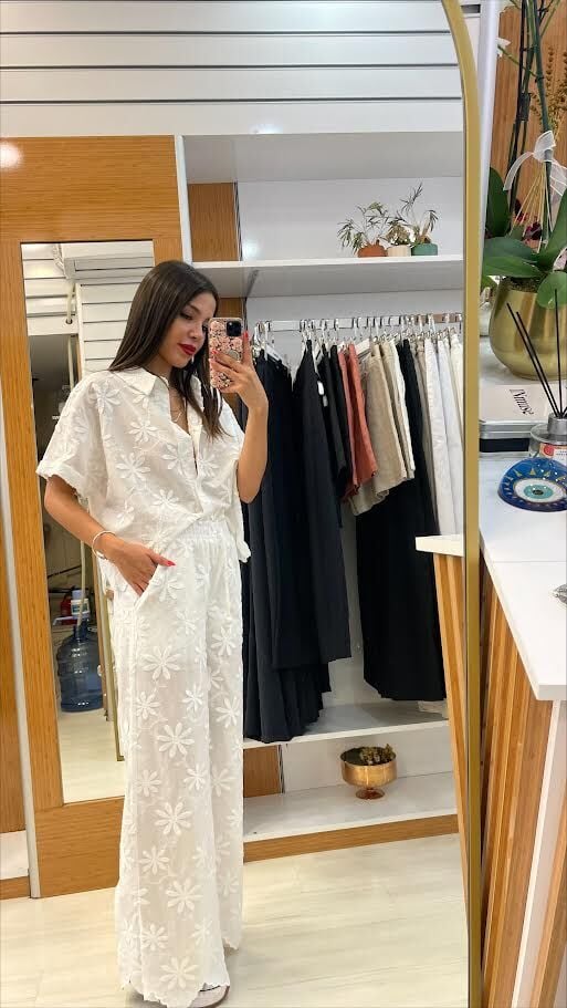 çiçek detaylı beyaz pantolon