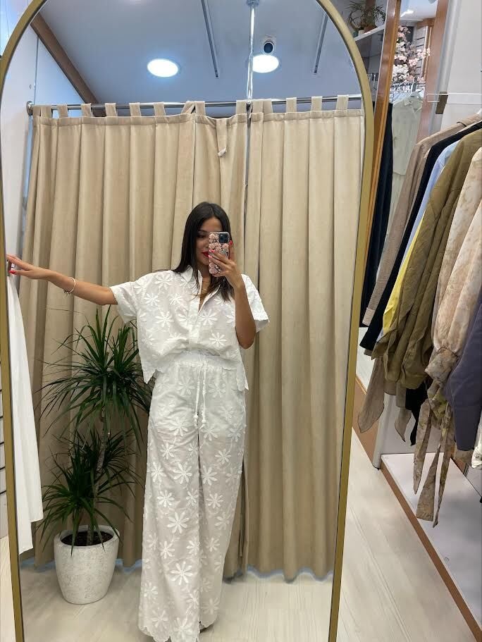 çiçek detaylı beyaz pantolon