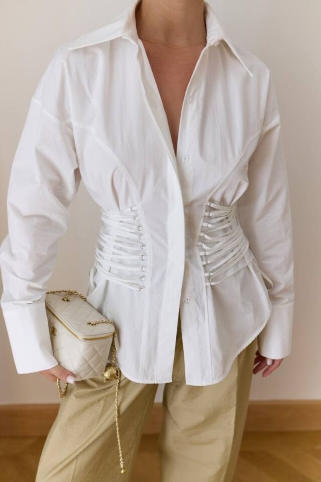 Korse Detaylı İpli Beyaz Gömlek m(medium)