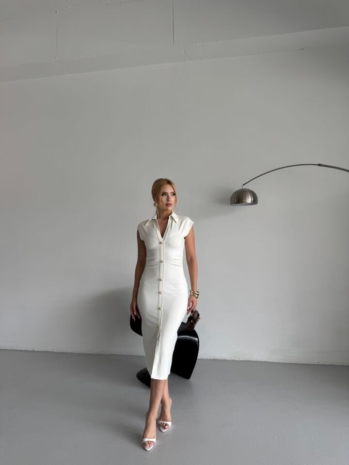 Gold Düğmeli Büzgü Detaylı Beyaz Kalem Elbise