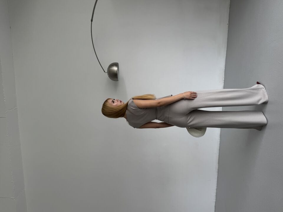 Kruvaze Yaka Yandan Gold Aksesuar Detaylı Füme Takım