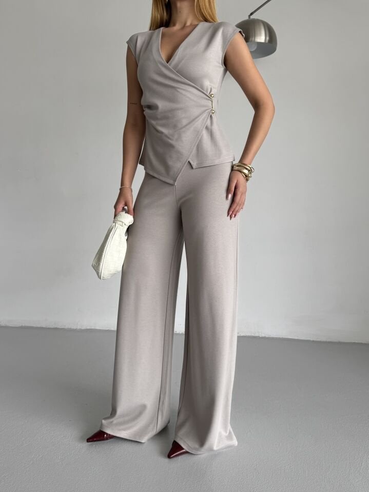 Kruvaze Yaka Yandan Gold Aksesuar Detaylı Füme Takım