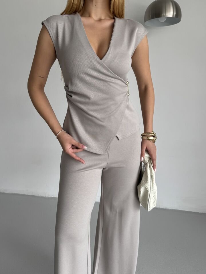 Kruvaze Yaka Yandan Gold Aksesuar Detaylı Füme Takım m(medium)