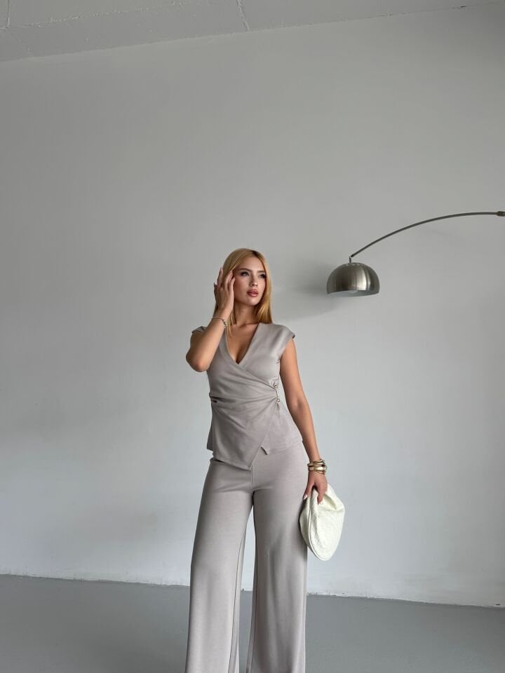 Kruvaze Yaka Yandan Gold Aksesuar Detaylı Füme Takım