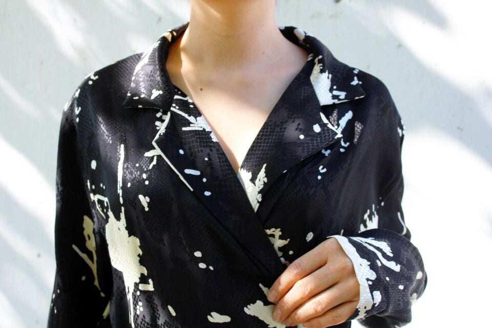 Siyah Yılan Desenli Kruvaze Yaka Bağlamalı Ceket Pantolon Saten Takım